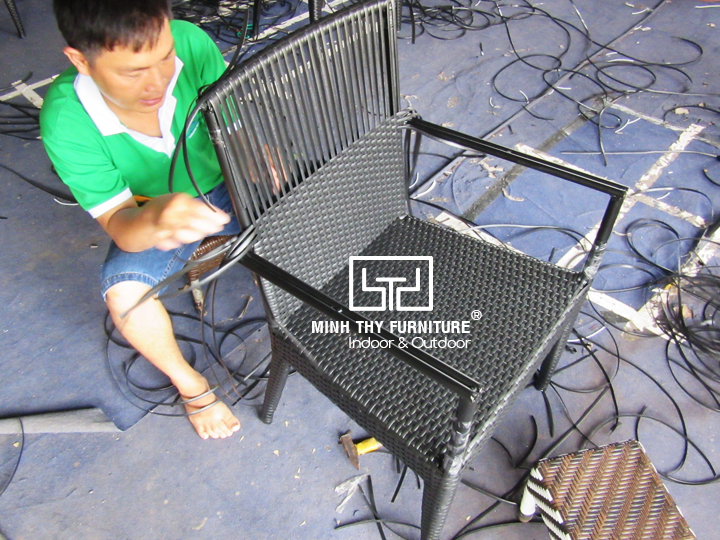 Chi tiết công việc đan thủ công ghế café mây nhựa cao cấp tại xưởng sản xuất Nội thất Minh Thy