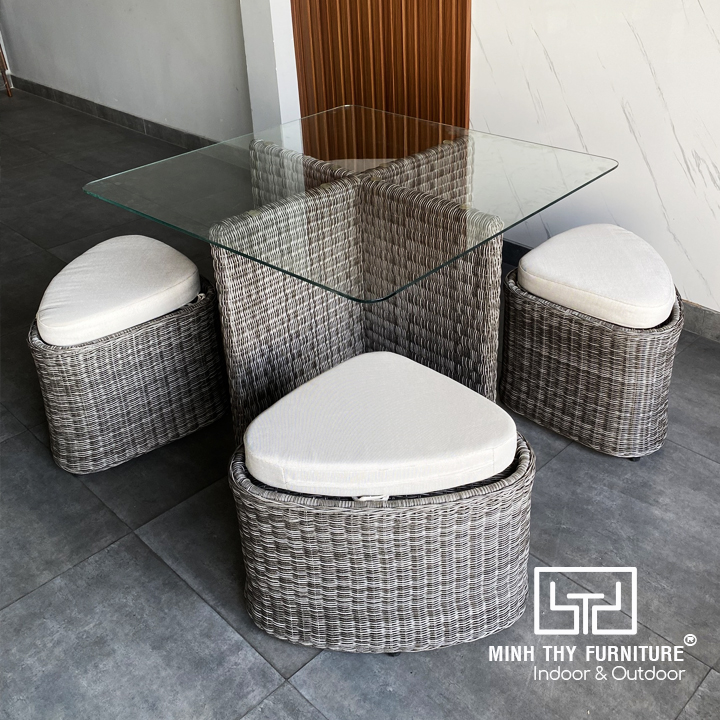 Bộ bàn ghế giả mây cafe MT2A275 – thiết kế cỏ 4 lá độc đáo, 4 ghế xếp gọn dưới bàn, phù hợp quán cafe, ban công và sân vườn. Bộ bàn ghế giả mây cafe MT2A275 – thiết kế cỏ 4 lá độc đáo, 4 ghế xếp gọn dưới bàn, phù hợp quán cafe, ban công và sân vườn.