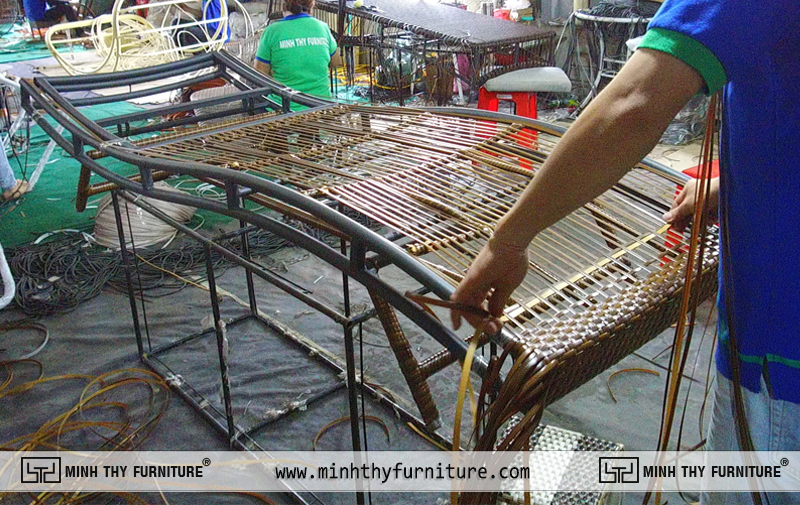 Thợ đan ghế hồ bơi mây nhựa MT462 bằng sợi mây nhựa PE tại nhà máy Nội Thất Minh Thy 