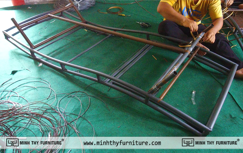 Thợ đan ghế hồ bơi mây nhựa MT462 bằng sợi mây nhựa PE tại nhà máy Nội Thất Minh Thy