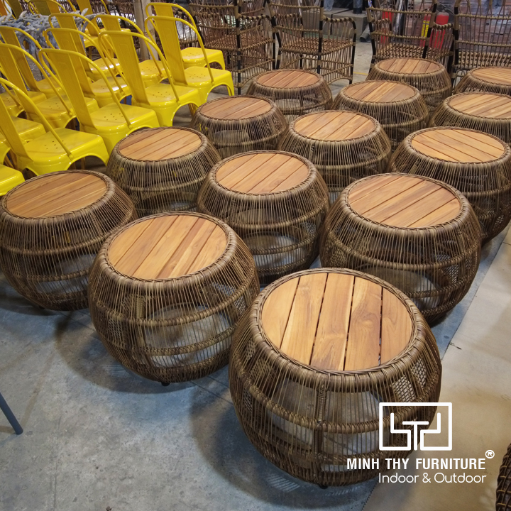 Bàn đi kèm cho bộ ghế thư giãn MT2061, khung nhôm sơn tĩnh điện chống gỉ sét, thân bàn đan sợi nhựa giả mây kháng UV, mặt bàn ốp gỗ Teak tự nhiên chống mối mọt. Kích thước bàn 600x600x450mm, phù hợp đặt ngoài trời. Bàn đi kèm cho bộ ghế thư giãn MT2061, khung nhôm sơn tĩnh điện chống gỉ sét, thân bàn đan sợi nhựa giả mây kháng UV, mặt bàn ốp gỗ Teak tự nhiên chống mối mọt. Kích thước bàn 600x600x450mm, phù hợp đặt ngoài trời.
